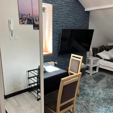 In Wola- Near Progresja-direct Bus To Old Town *